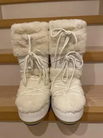 MOON BOOT 화이트 무스탕 부츠