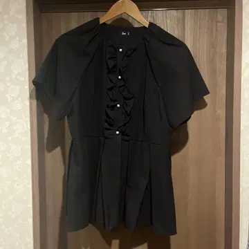 sono 블랙 프릴 반팔 블라우스