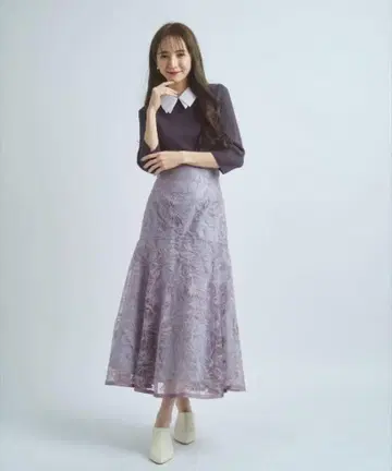 라인 터치 자수 레이스 스커트