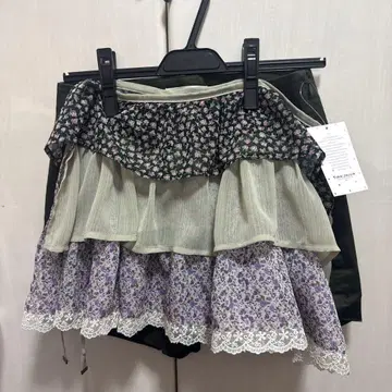 프릴 랩 레이어드 숏 팬츠 카키 TINA: JOJUN