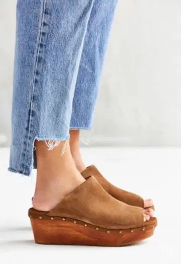 urban outfitters 스웨이드 오픈토 사보 샌들 통굽