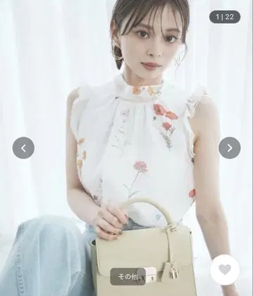 SNIDEL 슬리브리스 백 리본 프린트 블라우스
