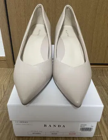 RANDA 달릴 수 있는 슬림 레그 펌프스 베이지 23cm