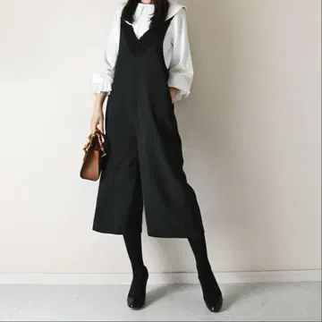 Neige 프릴이 풍성한 딥 V 넥 살로펫 네쥬