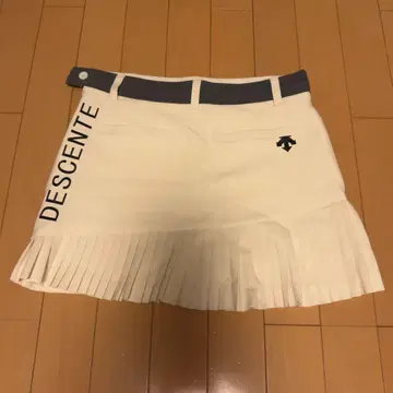 데상트 골프 플리츠 스커트 화이트