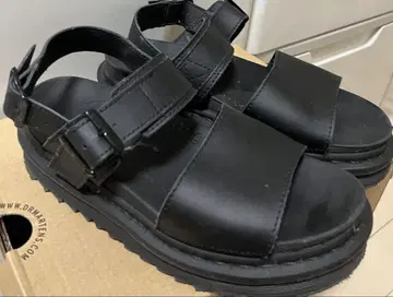 Dr. Martens 블랙 샌들
