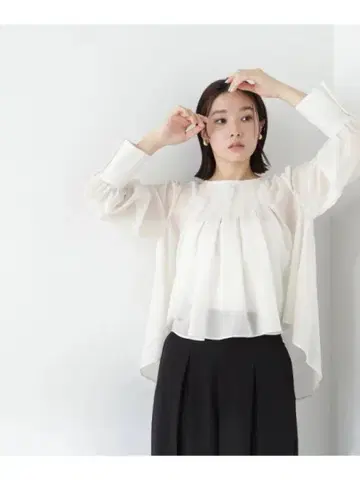 NATURAL BEAUTY BASIC 시어 텐트 라인 블라우스
