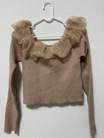 코코딜 프릴 넥 긴팔 탑스 베이지