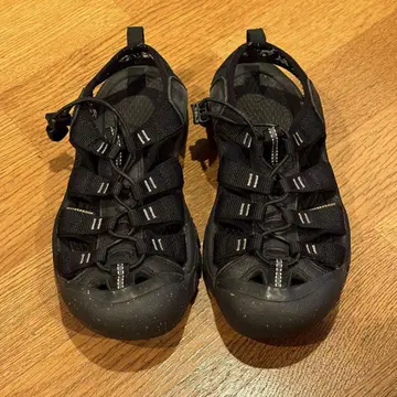 KEEN NEW PORT 샌들 블랙 23.5cm