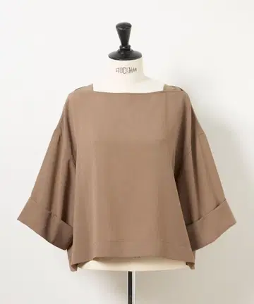 이츠 인터내셔널 보트넥 블라우스 카키 브라운 상의