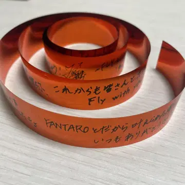 FANTASTICS 은 테이프