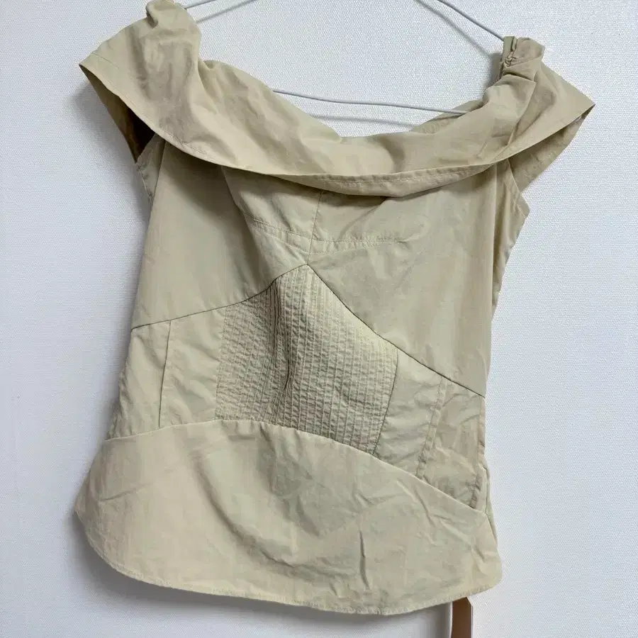 SINOON | 시눈 New) Sinoon Off-Shoulder Pintuck Blouse Light SINOON | 시눈 New) Sinoon Off-Shoulder Pintuck Blouse Light