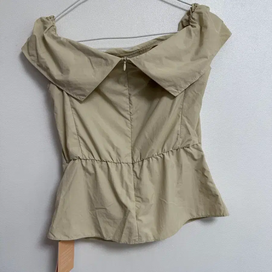 SINOON | 시눈 New) Sinoon Off-Shoulder Pintuck Blouse Light SINOON | 시눈 New) Sinoon Off-Shoulder Pintuck Blouse Light
