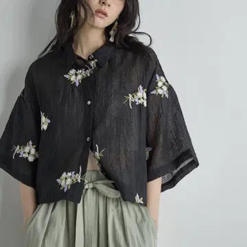 theyon 블라우스 셔츠 플라워 자수 시어 크롭 셔츠