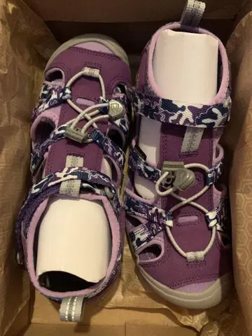 KEEN CNX 22.5cm