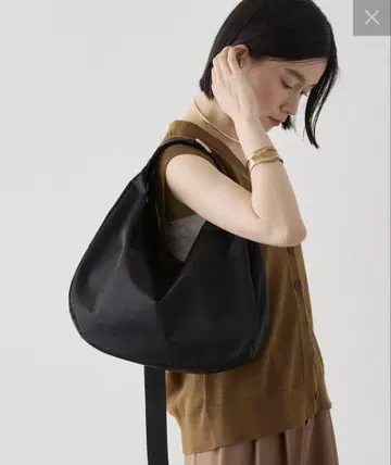 russet 라운드 빅 숄더백 블랙