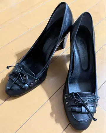 DIANA 블랙 가죽 리본 펌프스
