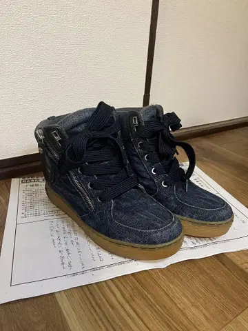 데님 지퍼가 달린 인힐 스니커즈