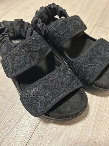 HOGAN 블랙 자수 샌들 22cm 35 사이즈