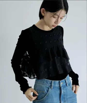 ADAM ET ROPE 블랙 도트 무늬 프릴 상의