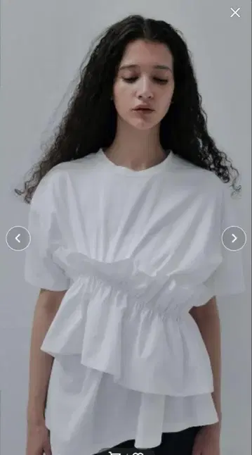 프릴이 달린 화이트 반팔 티셔츠