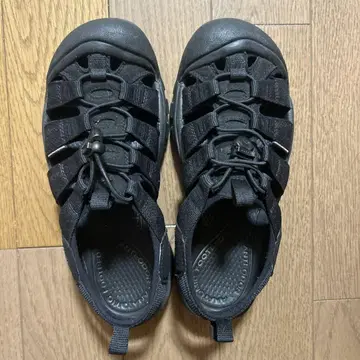 KEEN 블랙 샌들