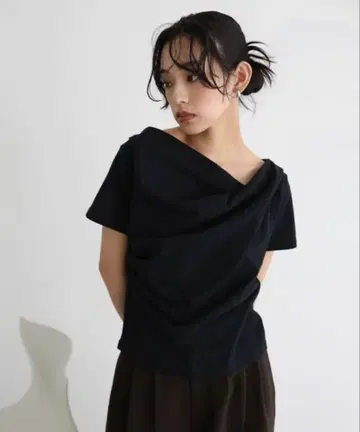 hellam 드레이프 디자인 반팔 티셔츠 블랙