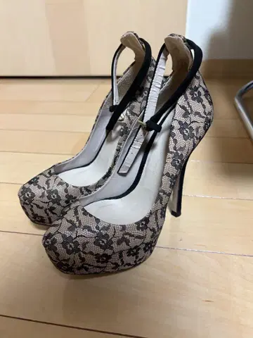 레이스 무늬 하이힐 자라 22.5