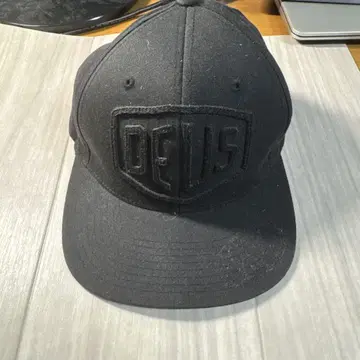DEUS 블랙 캡 모자