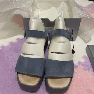 화이트 그레이 스웨이드 통굽 샌들