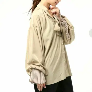 퀴노아 부티크 QUINOA BOUTIQUE 볼륨 슬리브 블라우스