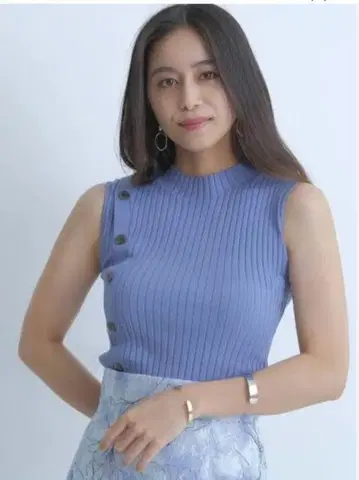 마이 스트라다 사이드 버튼 슬리브리스 니트 더스티