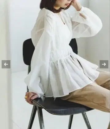 화이트 쉬폰 블라우스 허리 개더