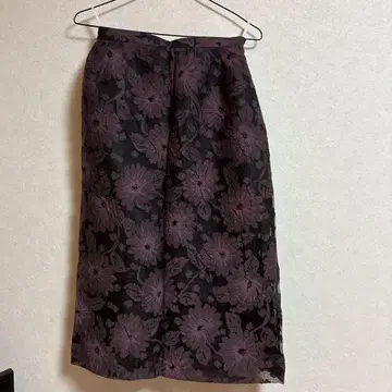 블랙과 보라색 플라워 무늬 타이트 스커트