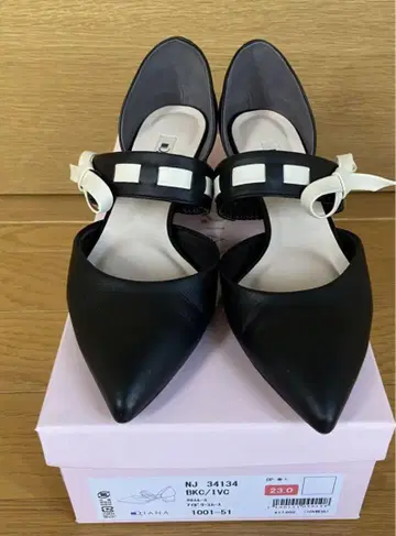 DIANA 리본 펌프스