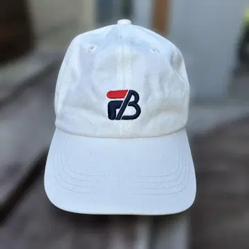 휠라 화이트 캡 BE FIRST 로고 자수