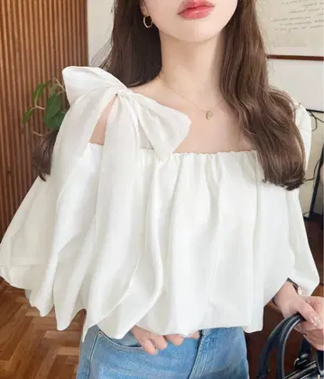 moment+ 볼륨 오프 숄더 오간자 리본 블라우스 미사용 새상품