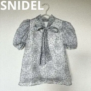 SNIDEL 스나이델 프린트 하프 슬리 오간 시스루 블라우스 보타이