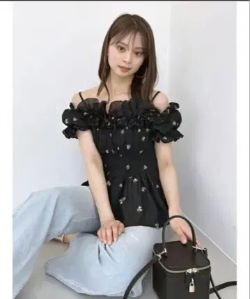 SNIDEL 오프숄더 프릴 블라우스 블랙 새상품 택 없음