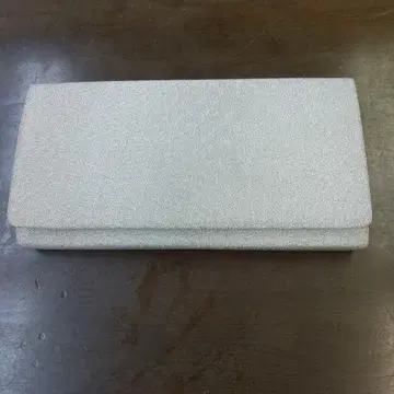 엮은 손잡이가 달린 핸드백.