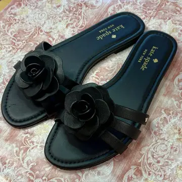 kate spade 블랙 플라워 샌들 일본 미입고