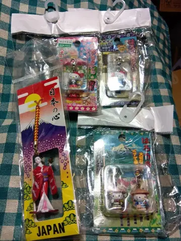 SANRIO 헬로키티 지역 특산품 스트랩 3개와 마이코 스트랩 1개