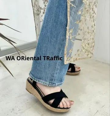 WA ORiental TRaffic 아몬드 토 크로스 웨지 샌들