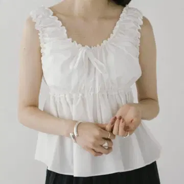 DRWCYS 슬리브리스 개더 리본 블라우스 화이트