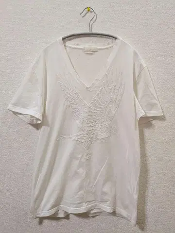 Alexander McQueen 이글 자수 화이트 V넥 티셔츠