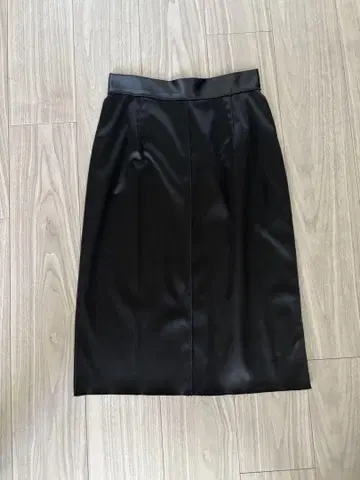 D&G 돌체앤가바나 스트레치 타이트 스커트 블랙 가죽 풍 새틴