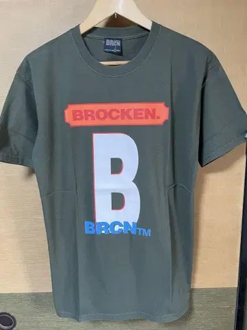 BROCKEN. 그래픽 티셔츠 올리브