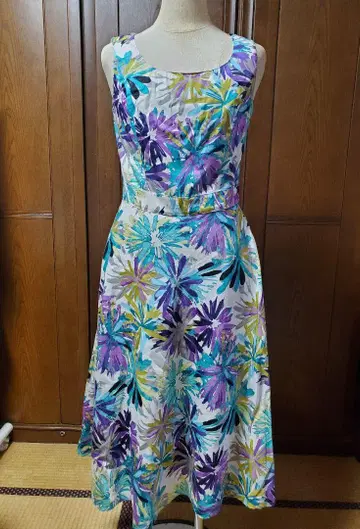 Laura Ashley 꽃무늬 슬리브리스 원피스 사이즈 9