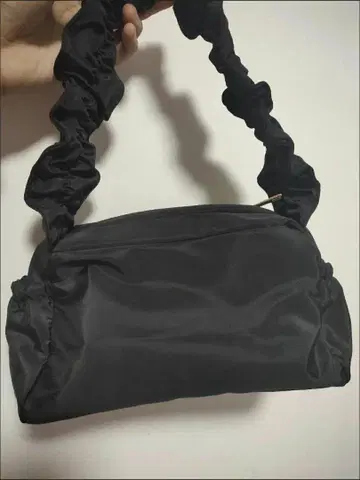 프릴 핸들 블랙 나일론 숄더백