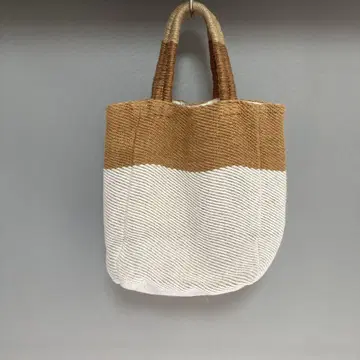 아쿠타스에서 구매한 토트백입니다.
